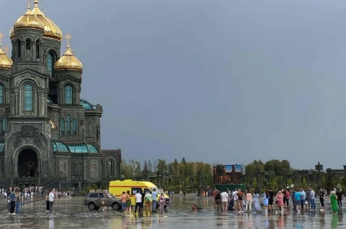 В Підмосков'ї, біля храму Шойгу блискавка вразила трьох людей під парасолькою
